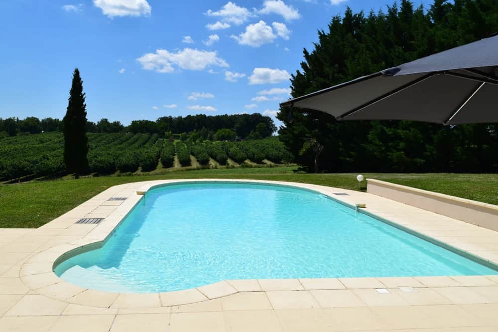 Piscina y campos de avellanos